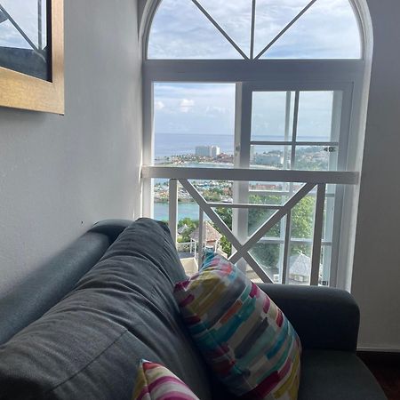 Oceanbreeze Jamaica Penthouse, 7-Minute Walk To Beach 오쵸 리오스 외부 사진