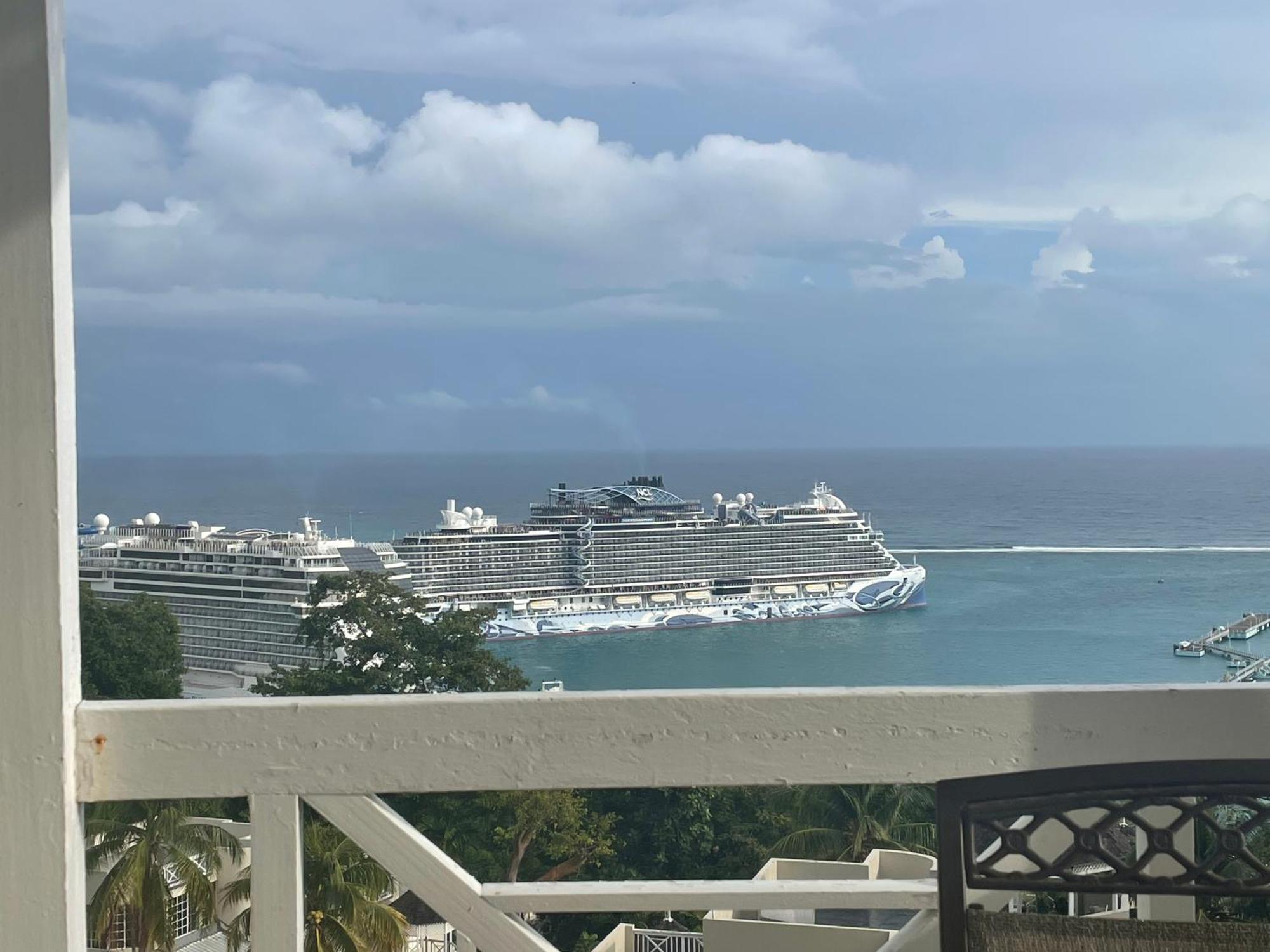 Oceanbreeze Jamaica Penthouse, 7-Minute Walk To Beach 오쵸 리오스 외부 사진
