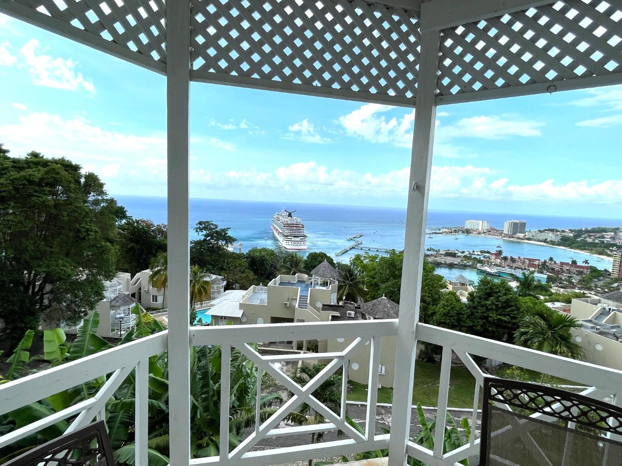Oceanbreeze Jamaica Penthouse, 7-Minute Walk To Beach 오쵸 리오스 외부 사진