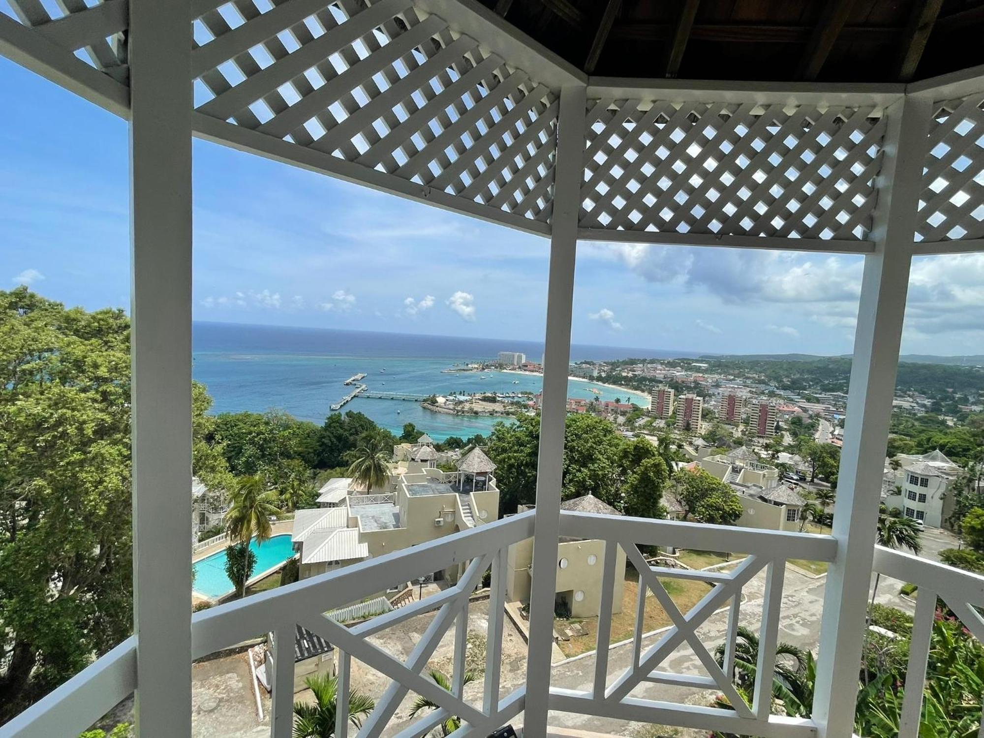 Oceanbreeze Jamaica Penthouse, 7-Minute Walk To Beach 오쵸 리오스 외부 사진