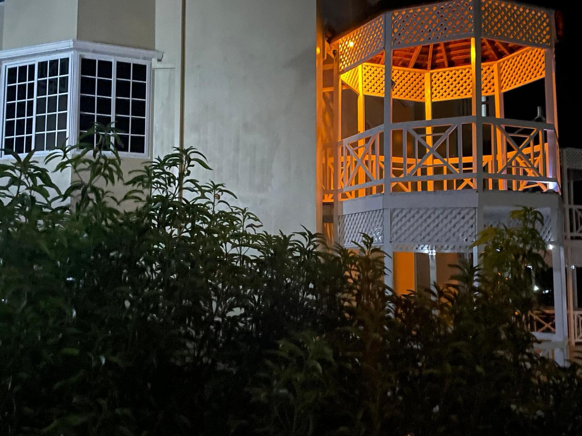 Oceanbreeze Jamaica Penthouse, 7-Minute Walk To Beach 오쵸 리오스 외부 사진