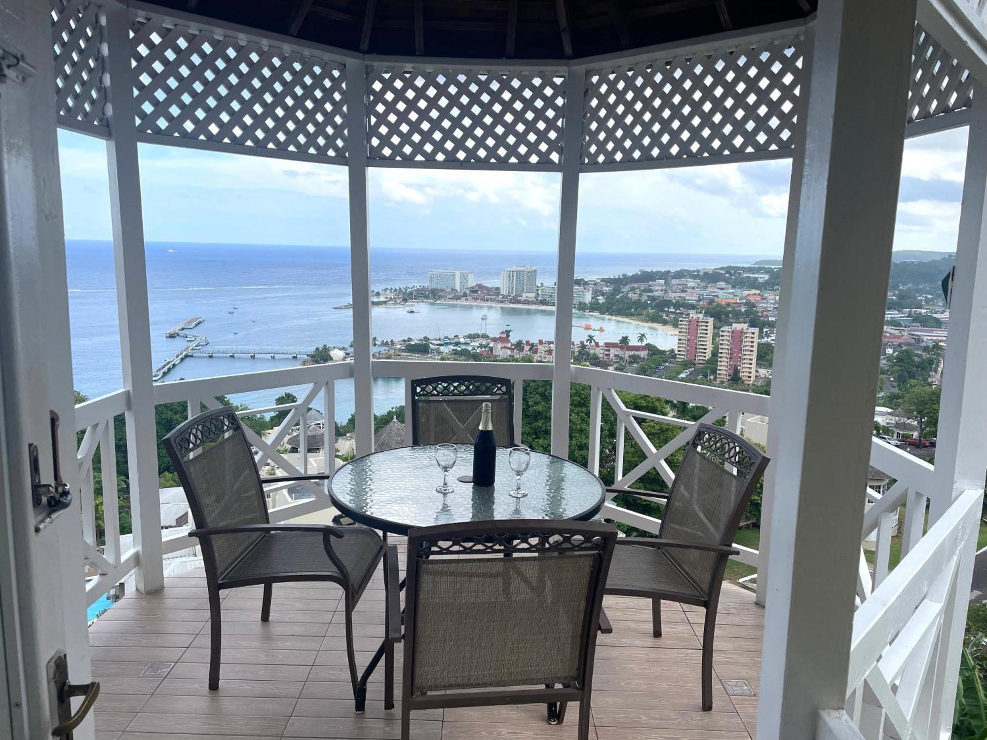 Oceanbreeze Jamaica Penthouse, 7-Minute Walk To Beach 오쵸 리오스 외부 사진