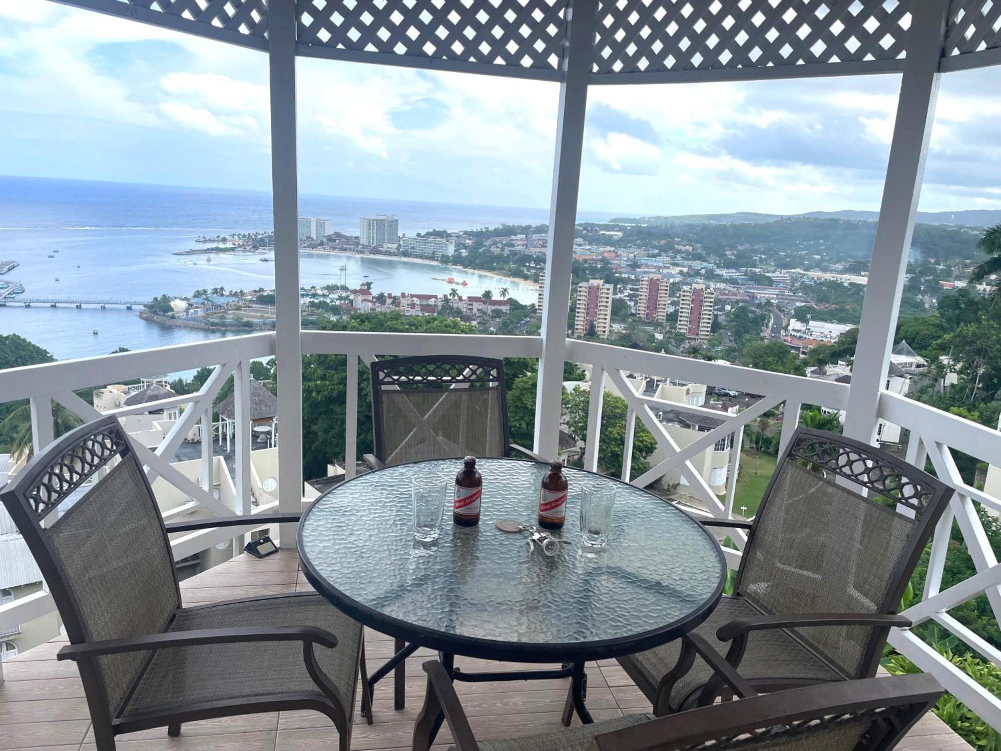 Oceanbreeze Jamaica Penthouse, 7-Minute Walk To Beach 오쵸 리오스 외부 사진