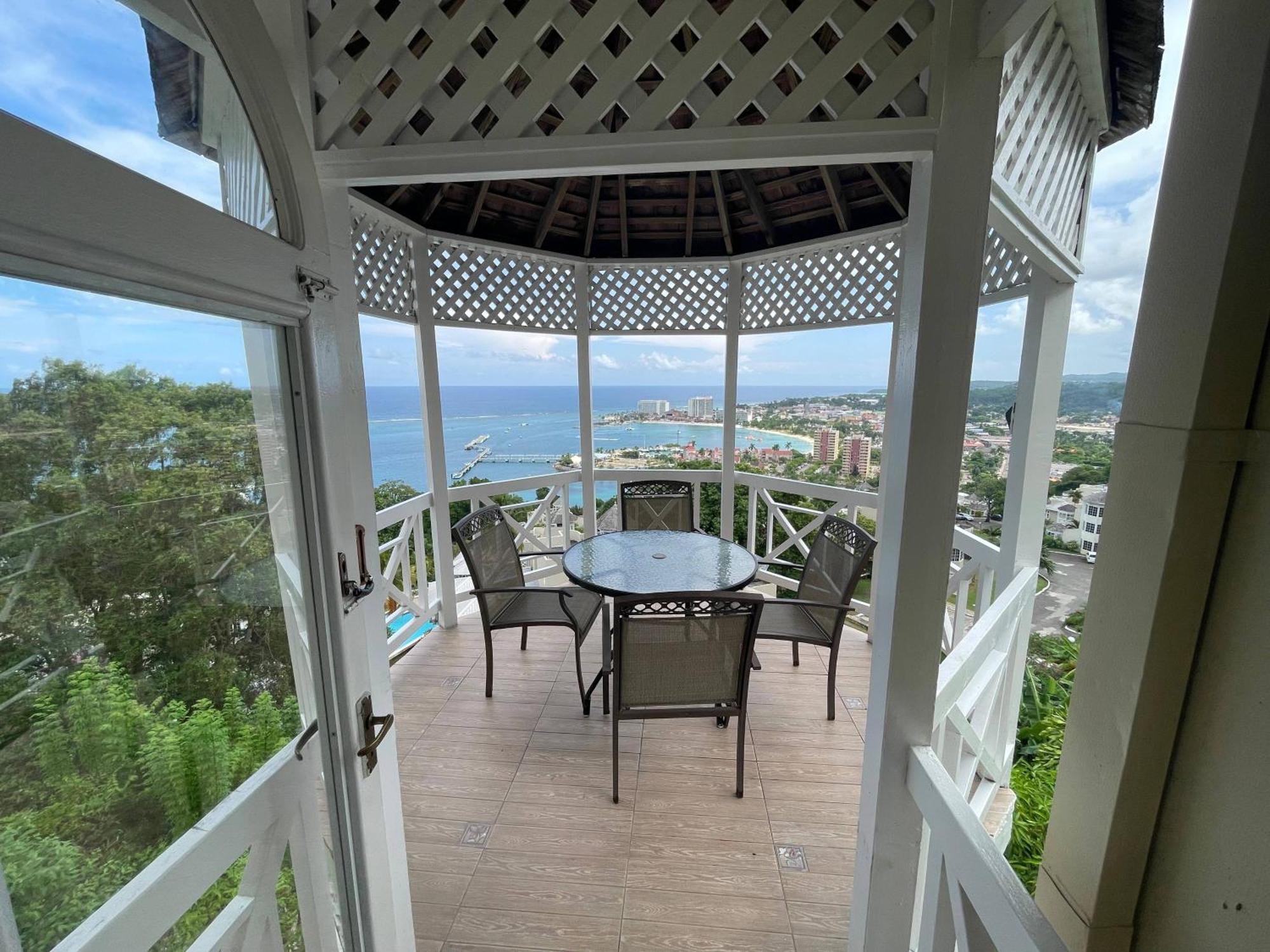 Oceanbreeze Jamaica Penthouse, 7-Minute Walk To Beach 오쵸 리오스 외부 사진