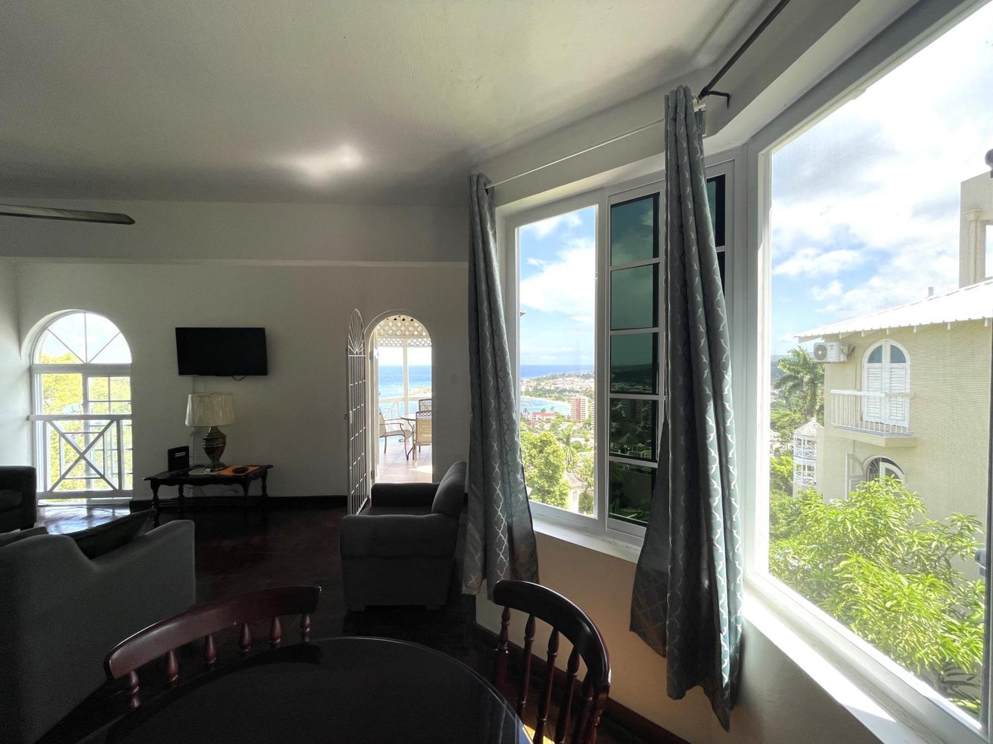 Oceanbreeze Jamaica Penthouse, 7-Minute Walk To Beach 오쵸 리오스 외부 사진