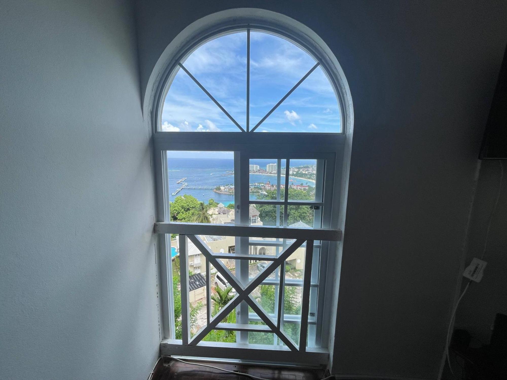 Oceanbreeze Jamaica Penthouse, 7-Minute Walk To Beach 오쵸 리오스 외부 사진