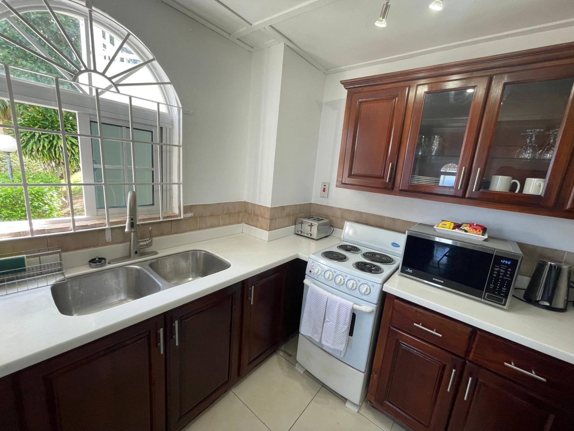 Oceanbreeze Jamaica Penthouse, 7-Minute Walk To Beach 오쵸 리오스 외부 사진