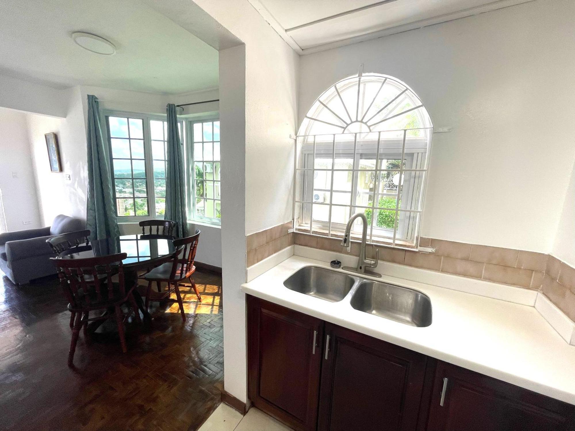 Oceanbreeze Jamaica Penthouse, 7-Minute Walk To Beach 오쵸 리오스 외부 사진