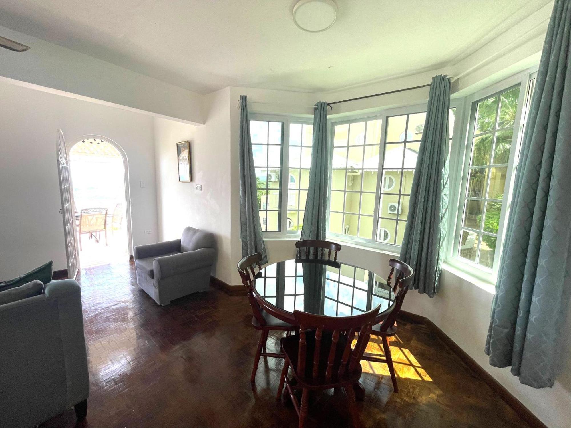 Oceanbreeze Jamaica Penthouse, 7-Minute Walk To Beach 오쵸 리오스 외부 사진