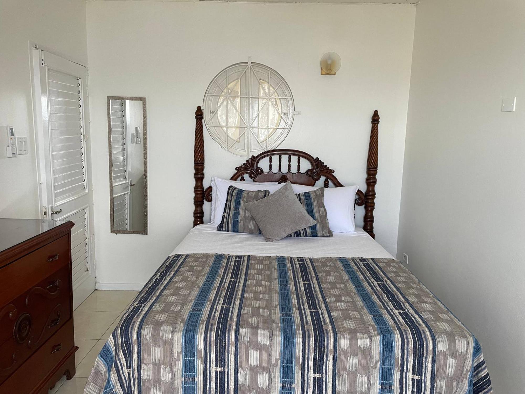 Oceanbreeze Jamaica Penthouse, 7-Minute Walk To Beach 오쵸 리오스 외부 사진