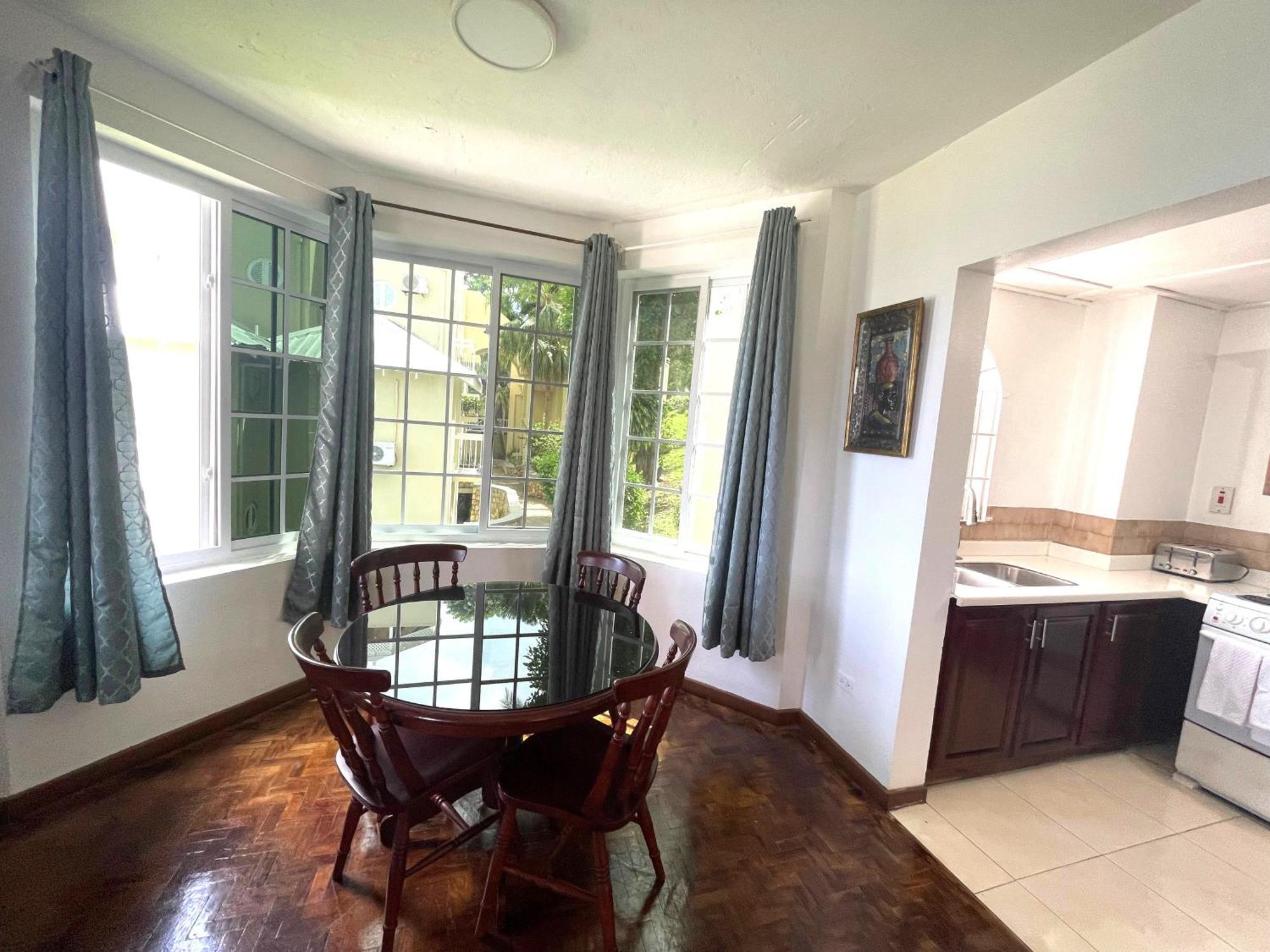 Oceanbreeze Jamaica Penthouse, 7-Minute Walk To Beach 오쵸 리오스 외부 사진