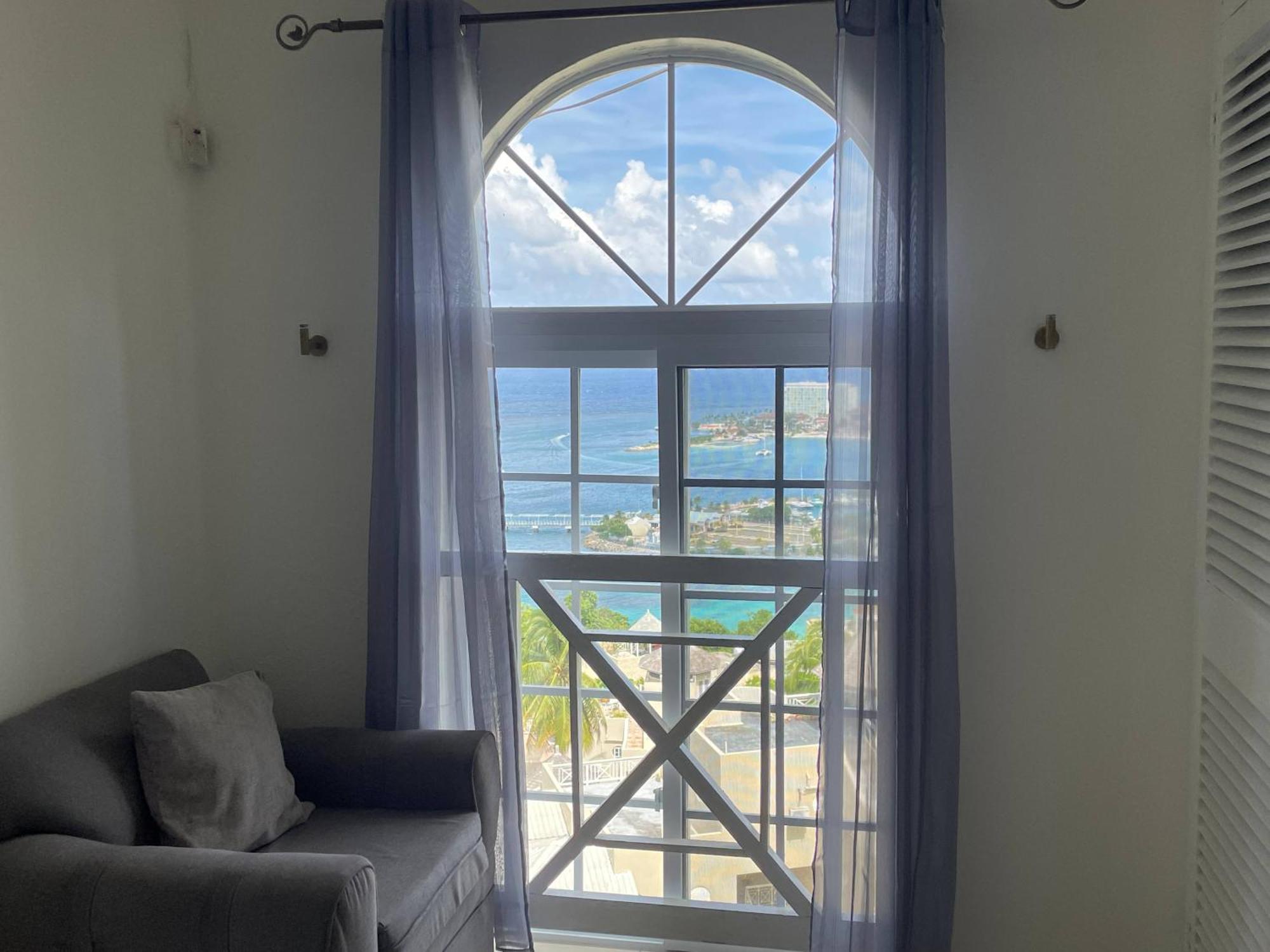 Oceanbreeze Jamaica Penthouse, 7-Minute Walk To Beach 오쵸 리오스 외부 사진