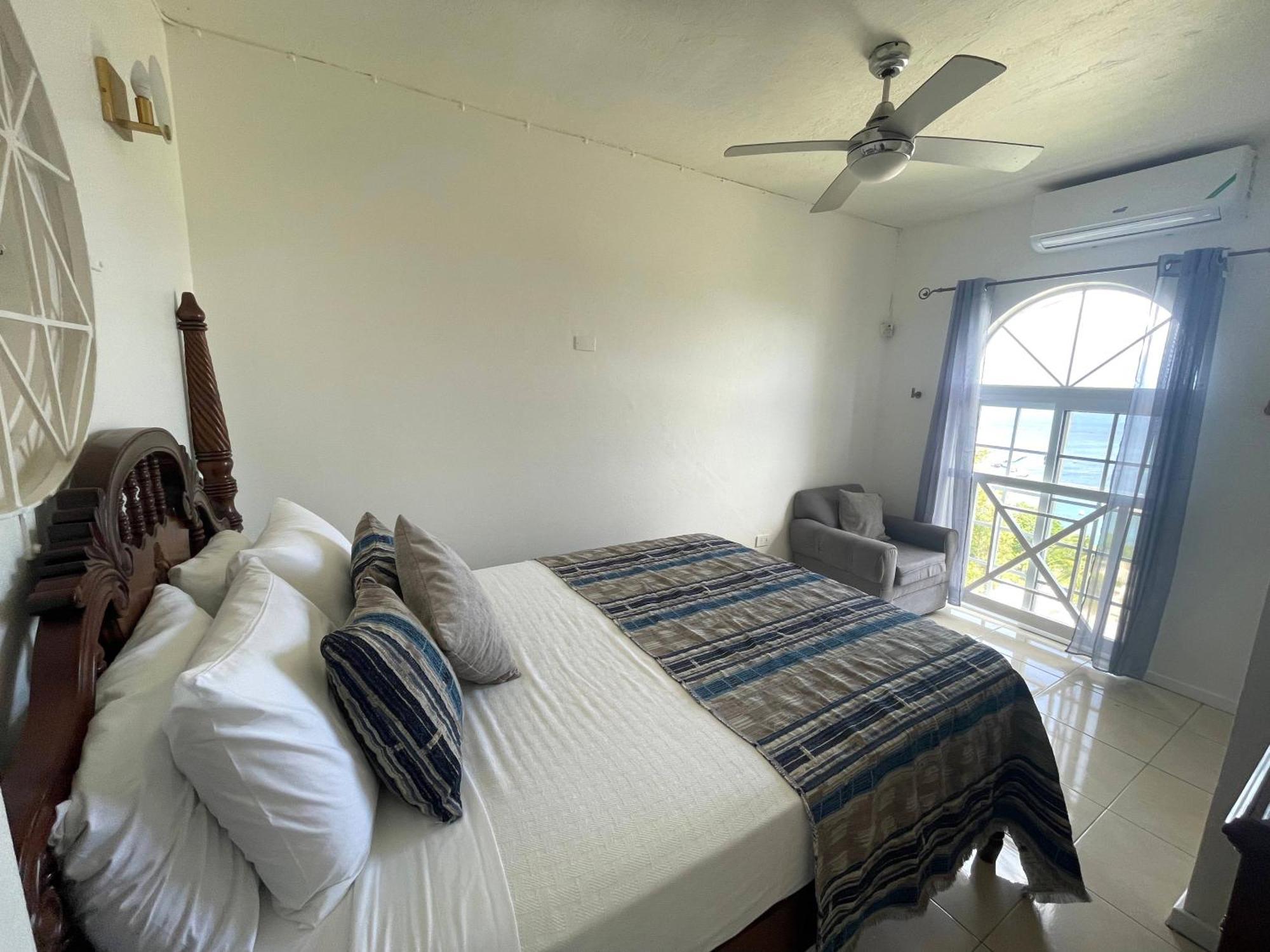 Oceanbreeze Jamaica Penthouse, 7-Minute Walk To Beach 오쵸 리오스 외부 사진