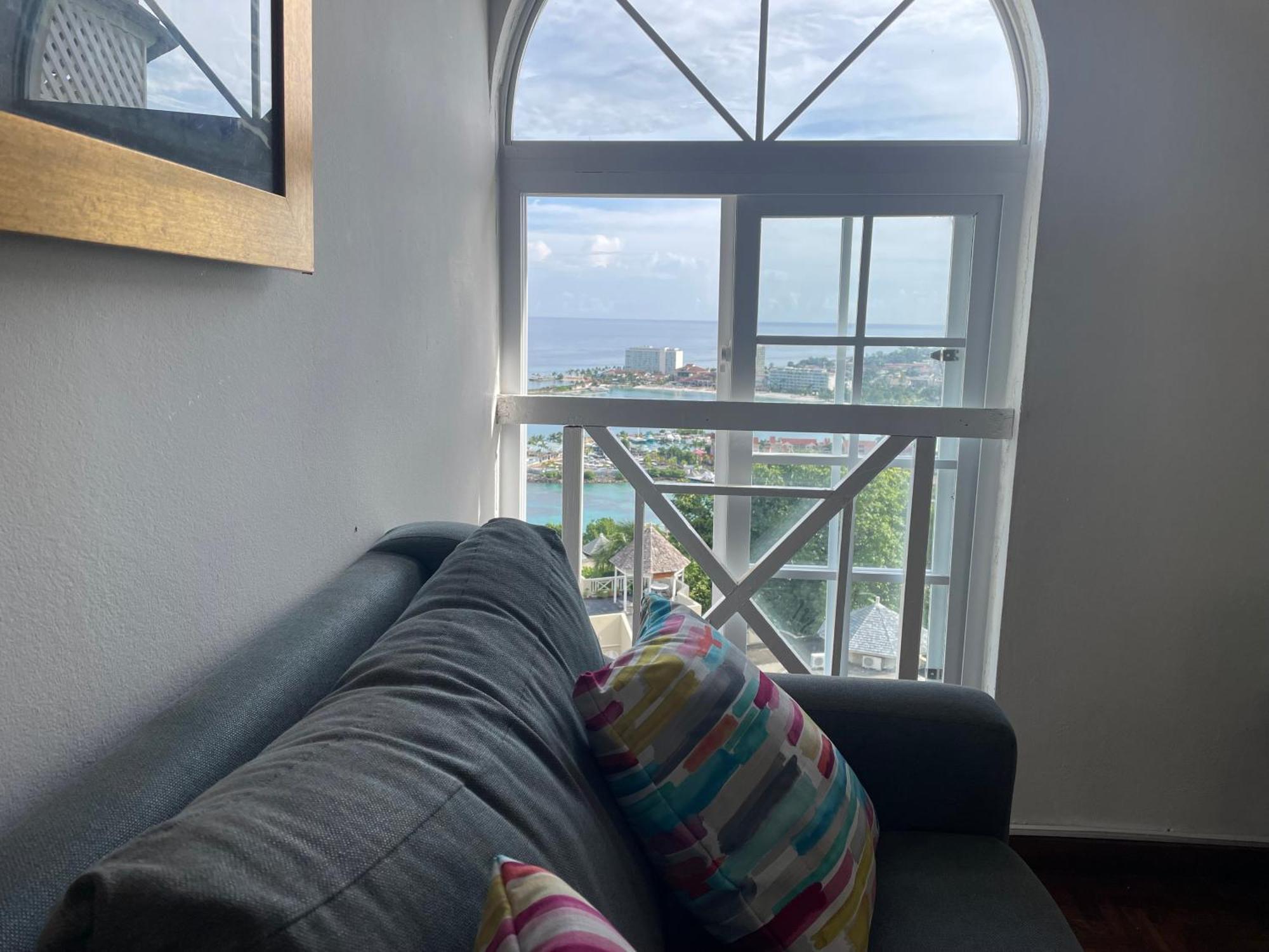 Oceanbreeze Jamaica Penthouse, 7-Minute Walk To Beach 오쵸 리오스 외부 사진