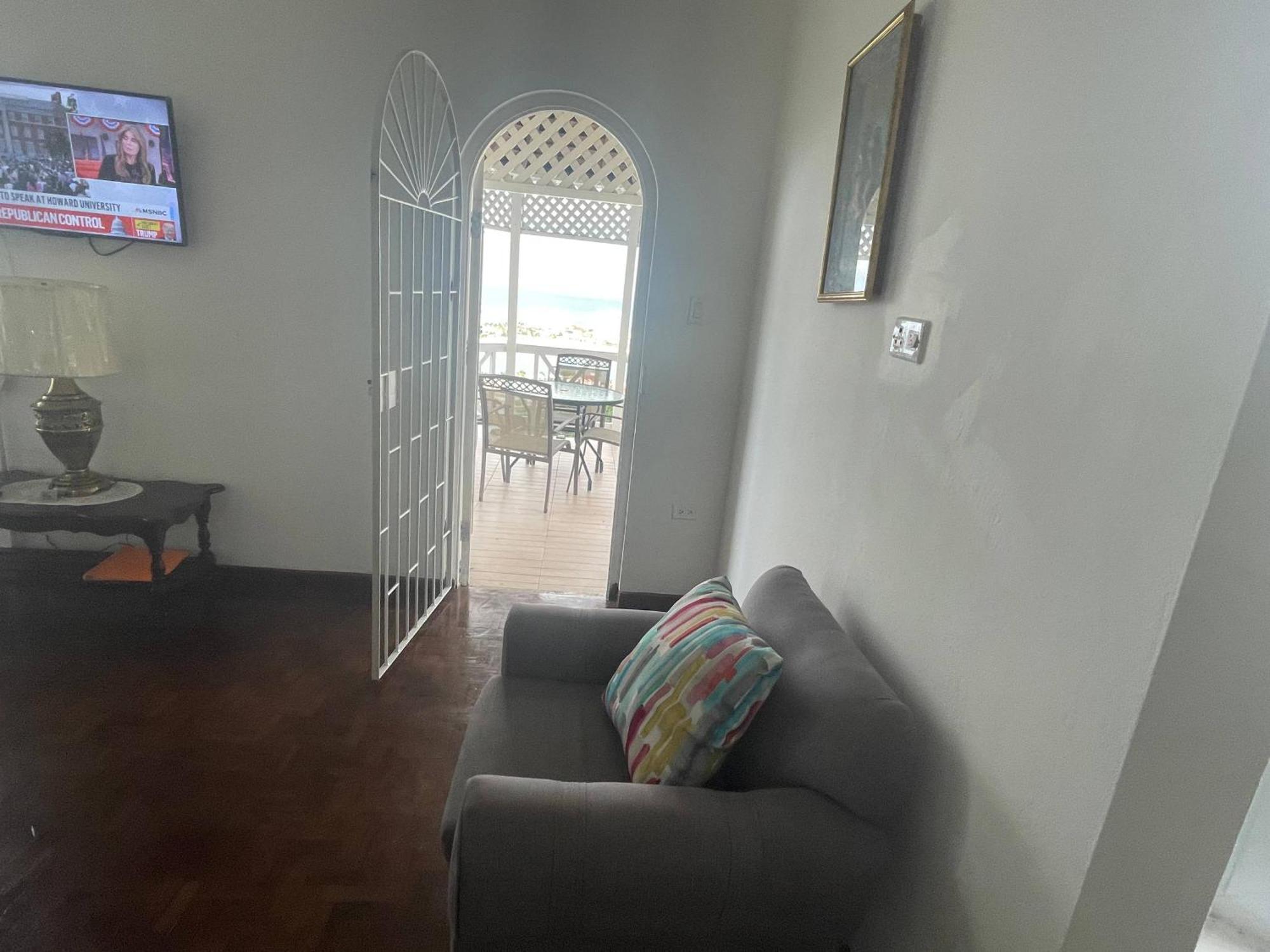 Oceanbreeze Jamaica Penthouse, 7-Minute Walk To Beach 오쵸 리오스 외부 사진